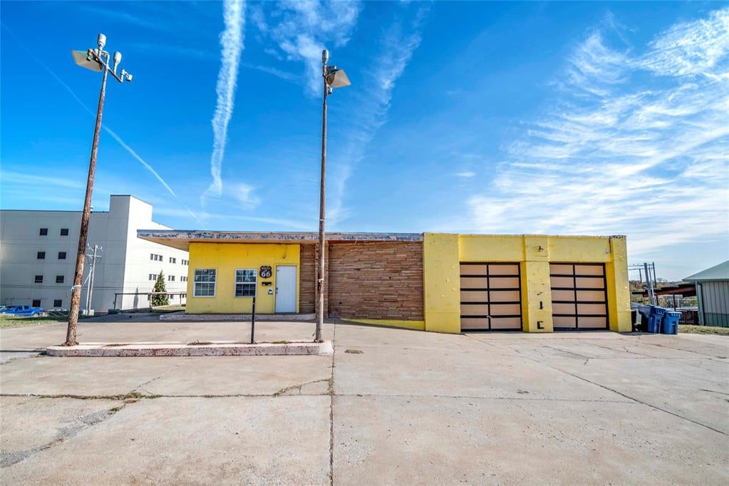 1100 Manvel Avenue — photo
