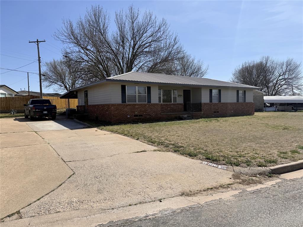 826 Hillcrest Drive — photo
