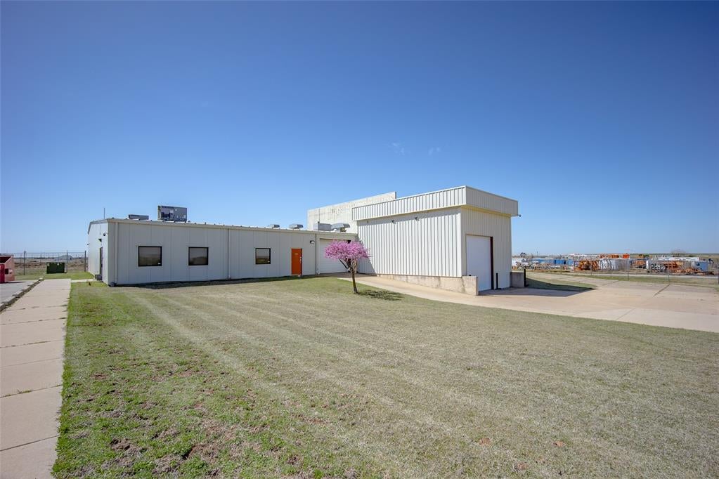 425 W Airport Road — photo