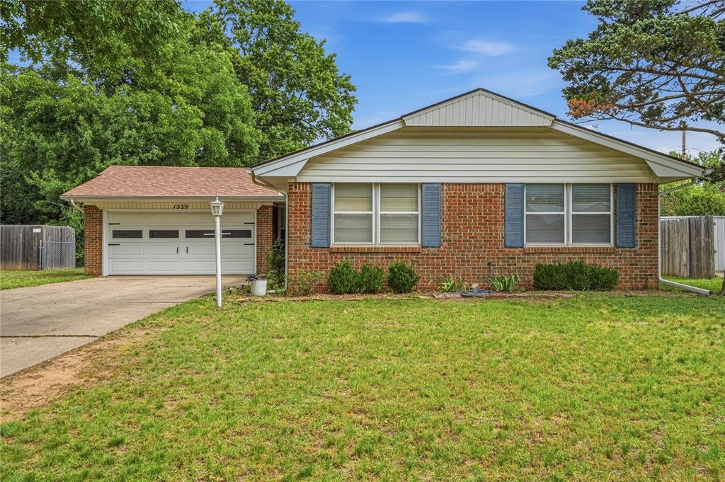 1529 Oakwood Drive — photo