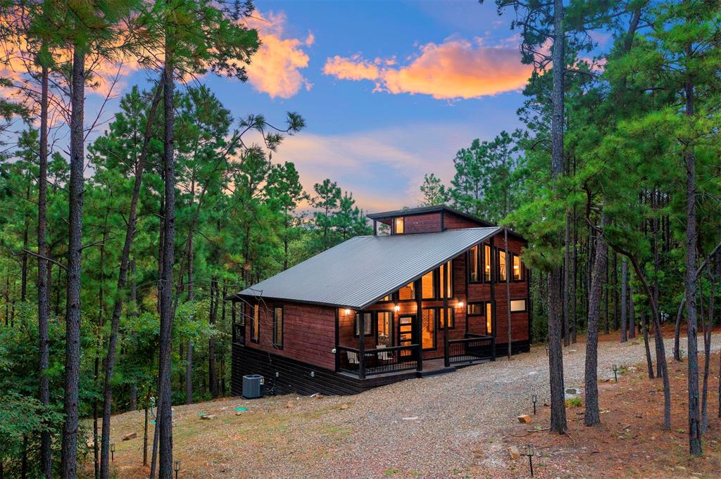 900 Timberline Trail — photo