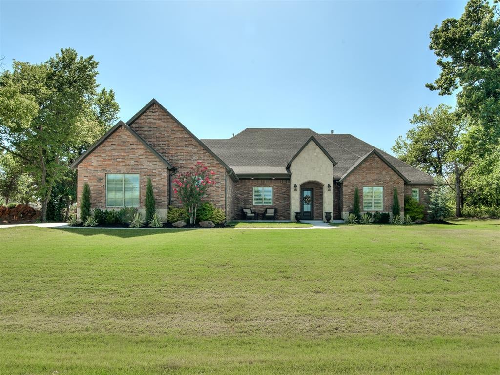 1055 Lucas Way — photo