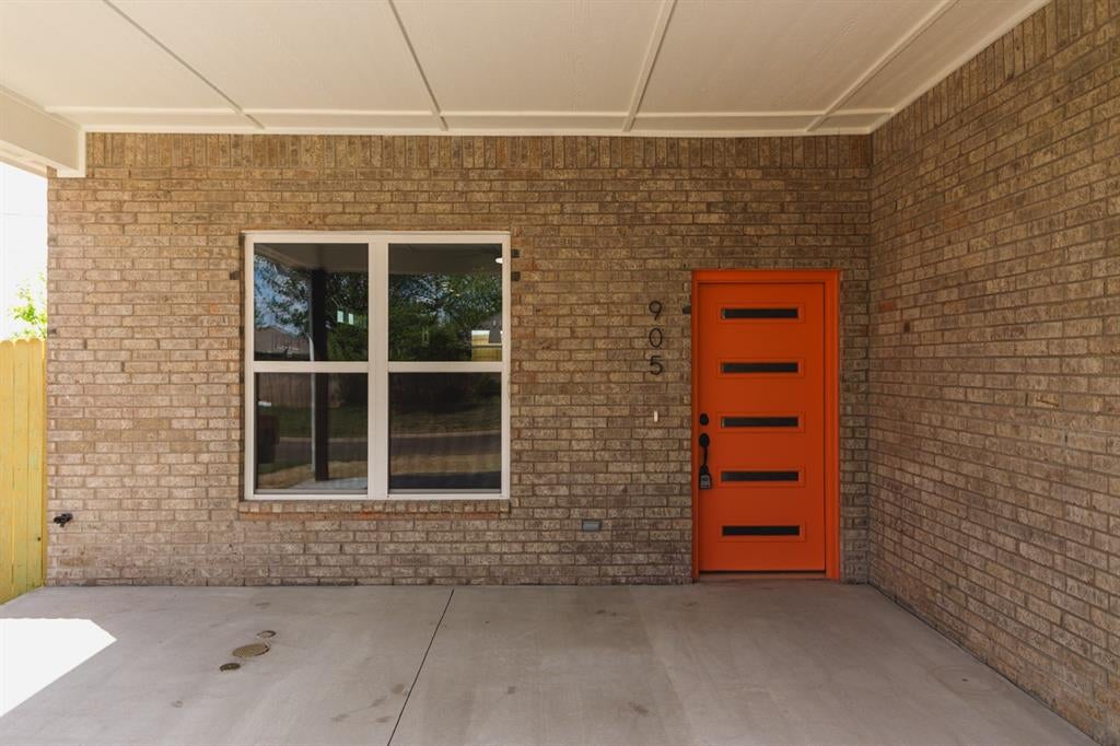 905 S HOWARD AVE — photo 2