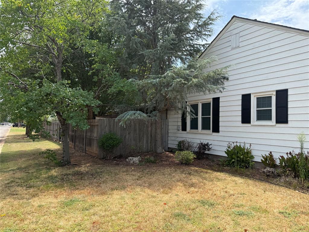 824 E Elm Street — photo