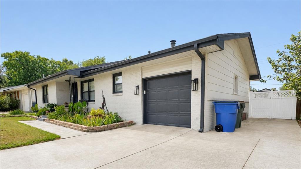 2136 Erin Place — photo