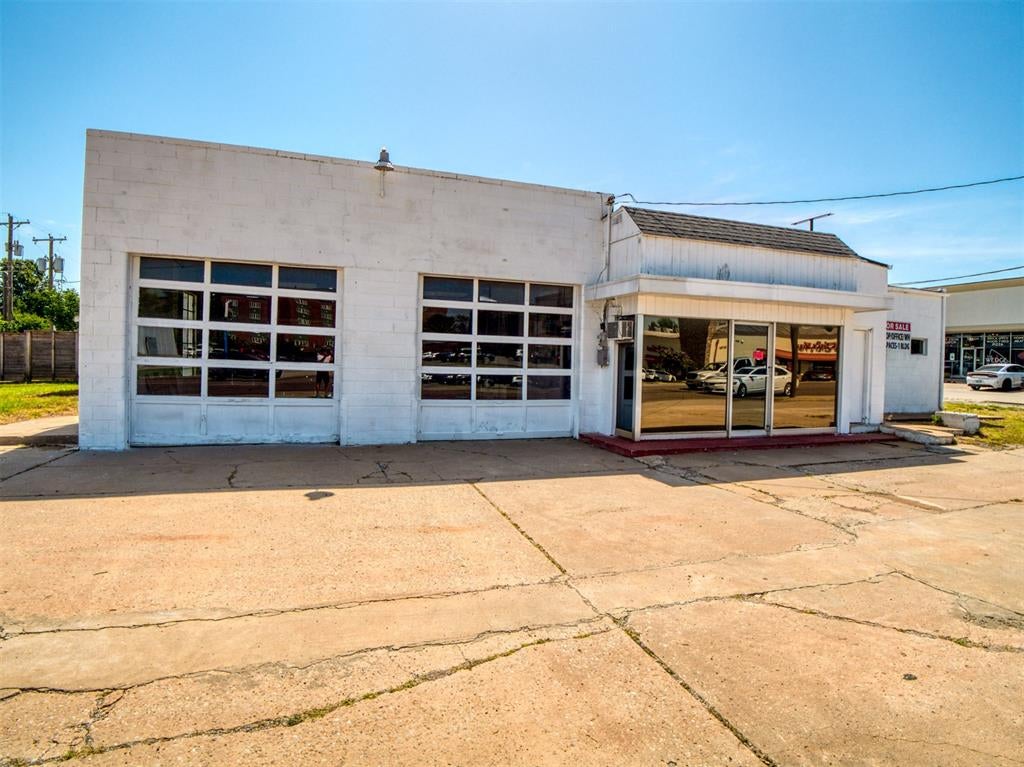2318 S Air Depot Boulevard — photo