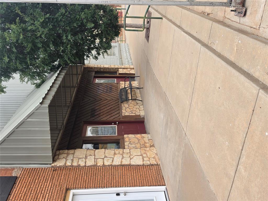 202 W Broadway Street — photo