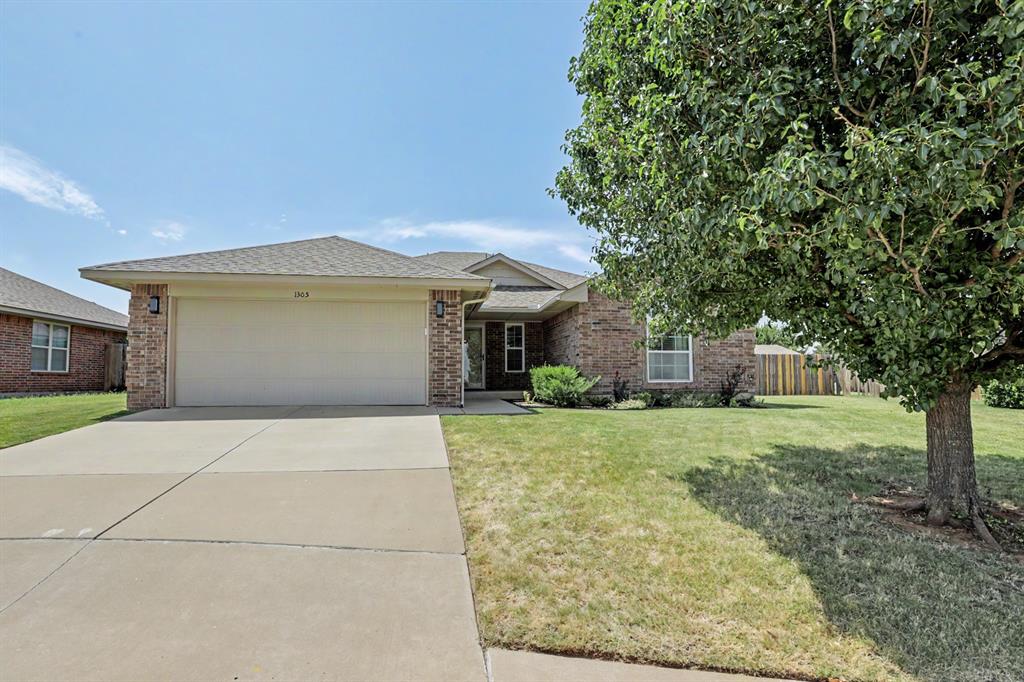 1305 Leigh Circle — photo