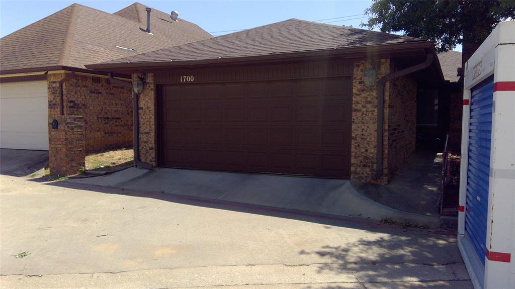 1700 Lionsgate Circle — photo