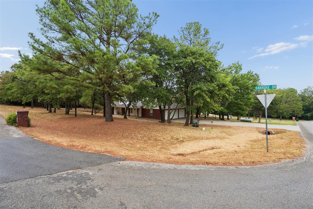 2117 E Oakridge Drive — photo