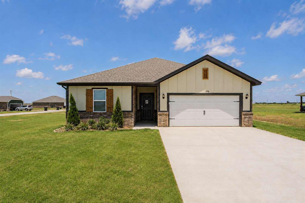 1710 Oak Way — photo
