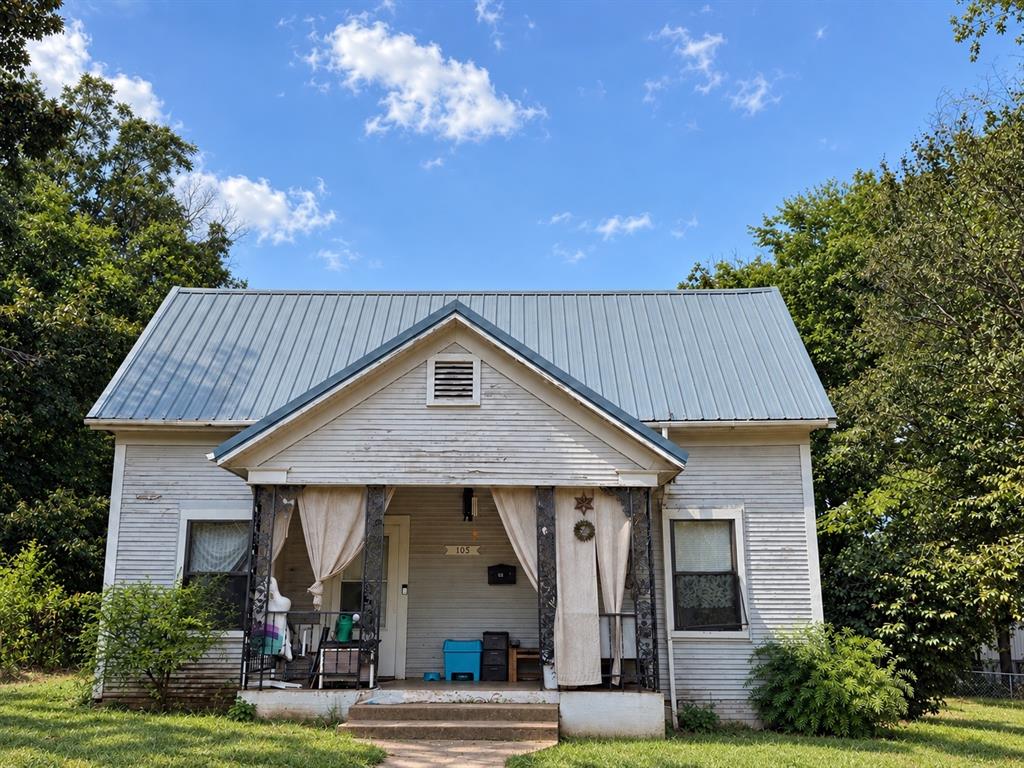 105 SE Adams Street — photo