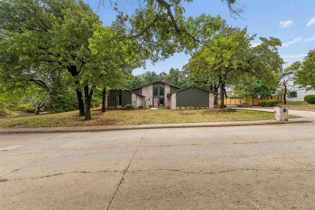 1100 Oak Tree Drive — photo