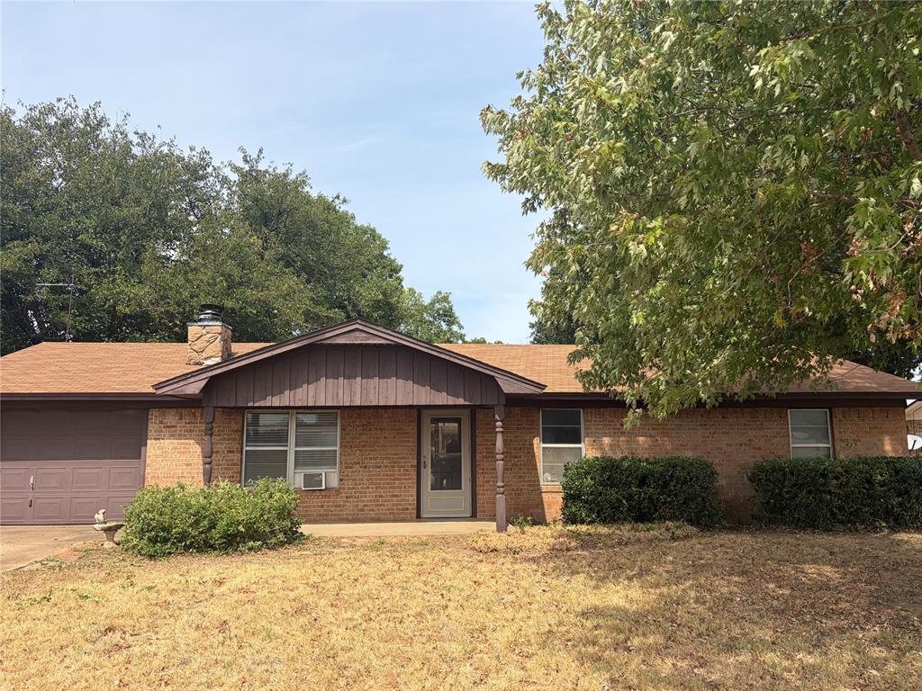 1104 Hillcrest Drive — photo