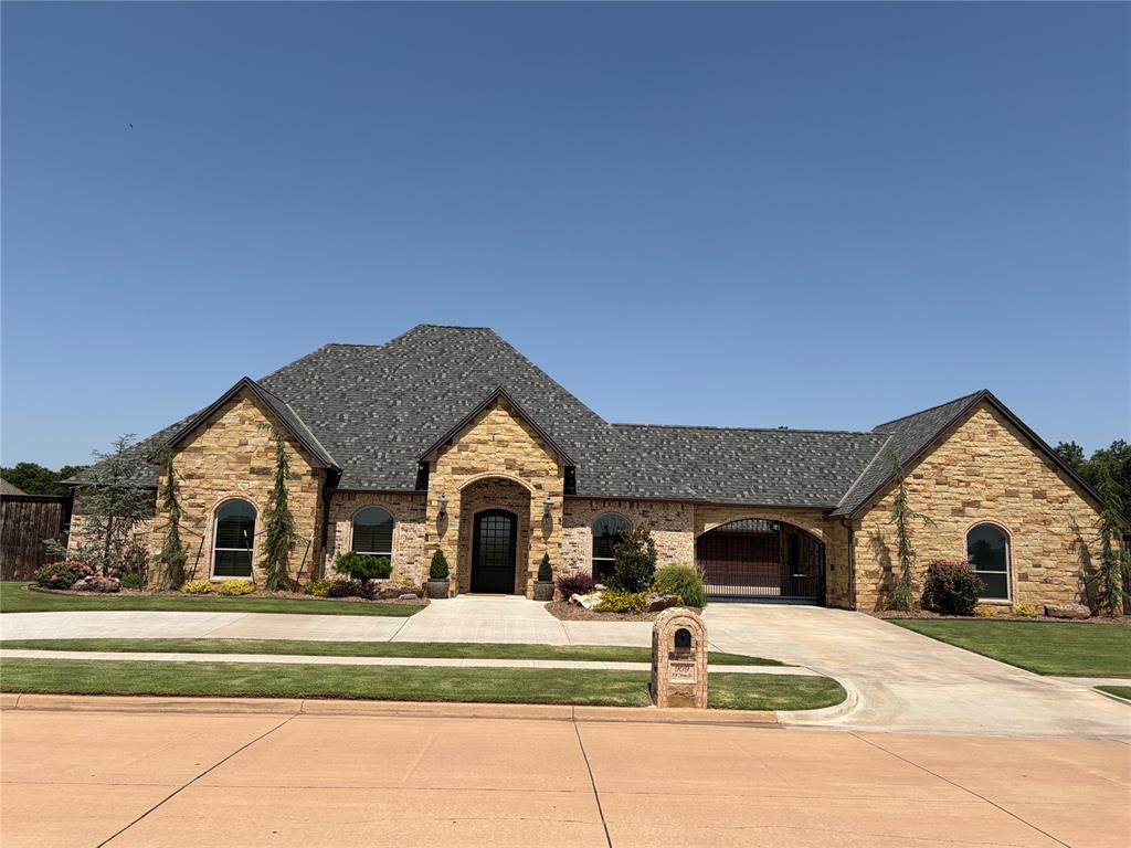 909 NW Thornbury Drive — photo