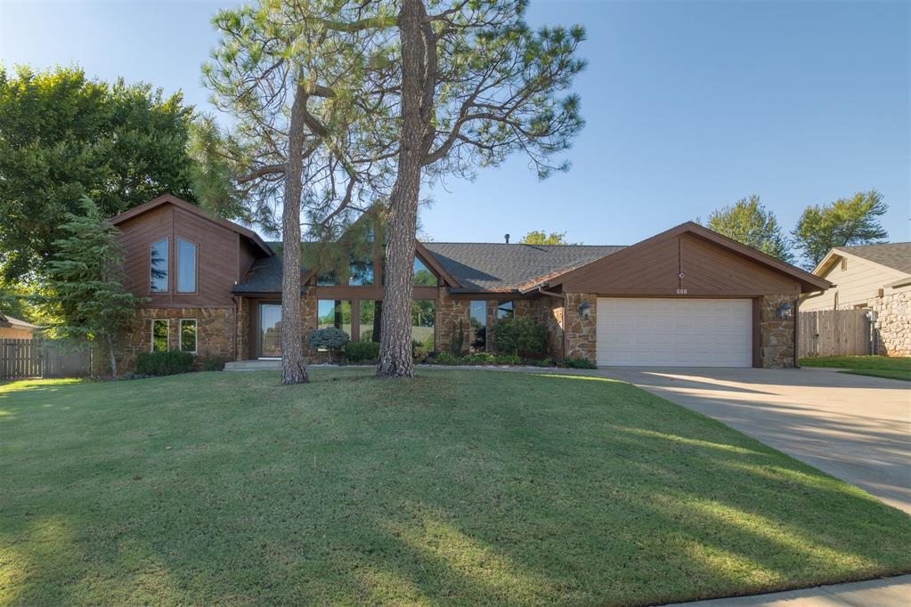 608 Woodlawn Drive — photo