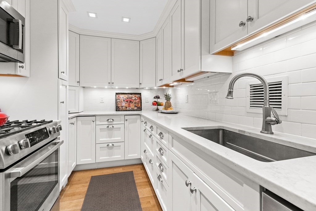 85 East India Row #9G — photo