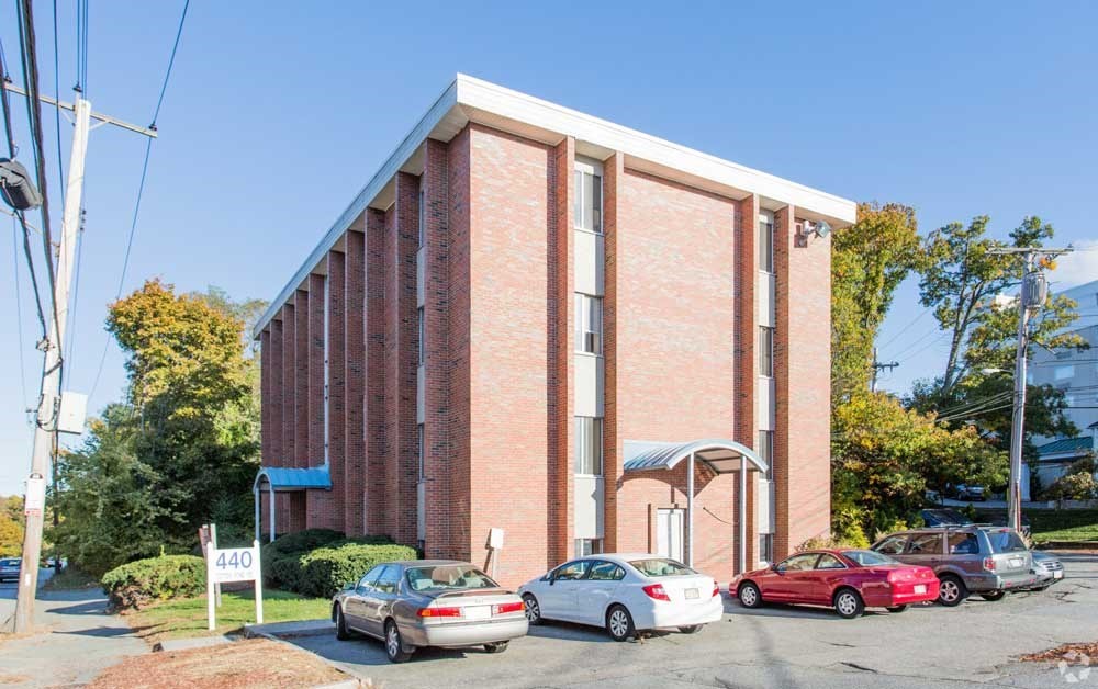 440 Totten Pond Rd — photo