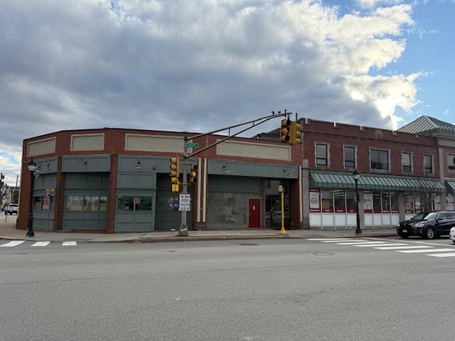 888 Main St — photo