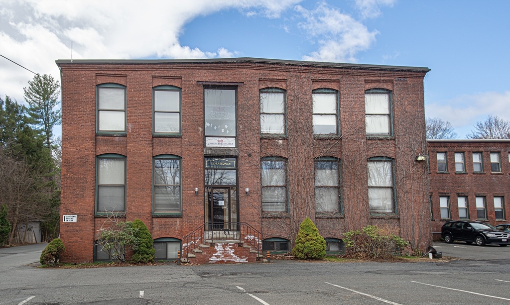 320 Riverside Dr # 3 — photo