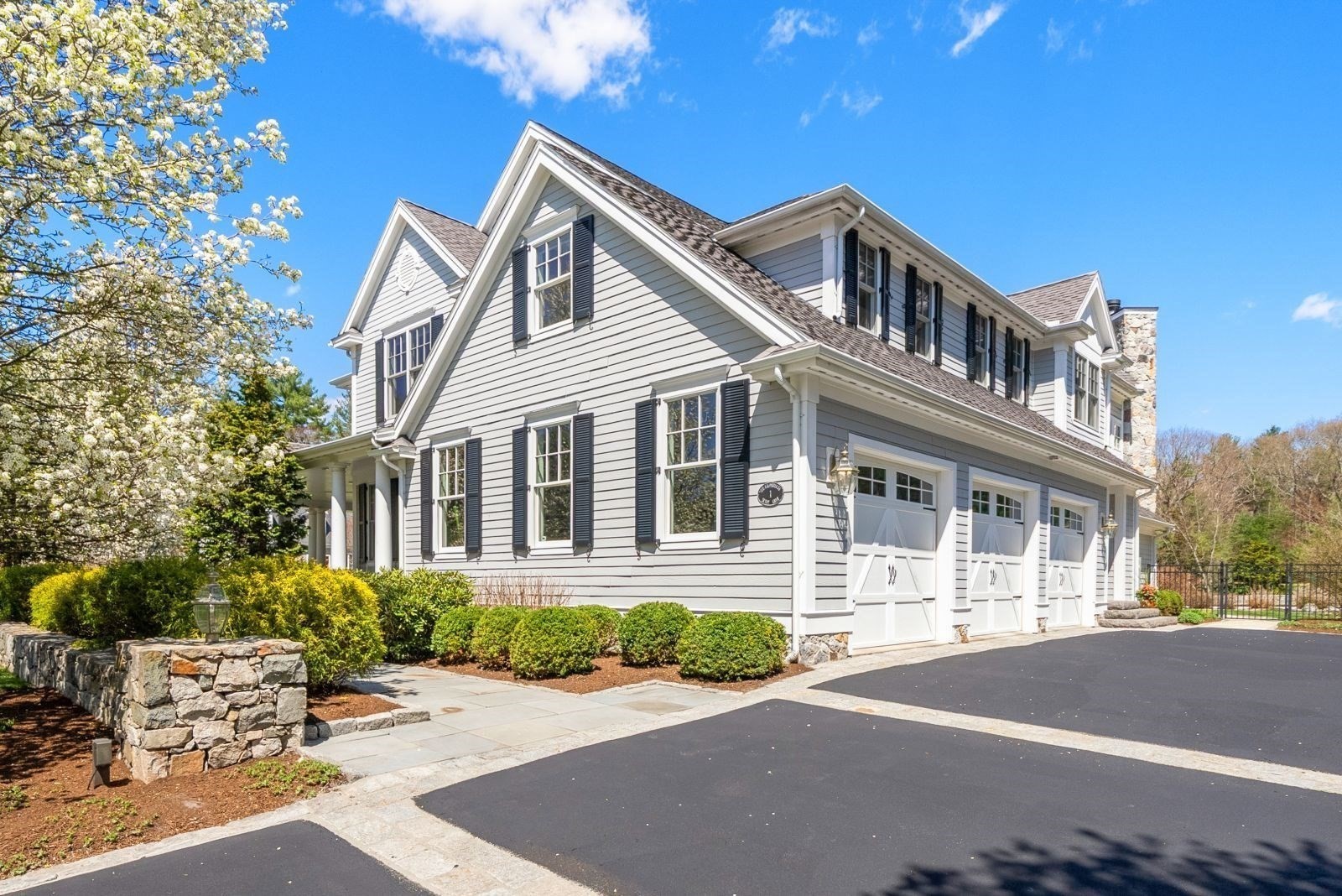 1 Betsy Ln — photo