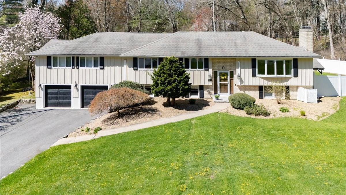 16 Cayuga Rd — photo