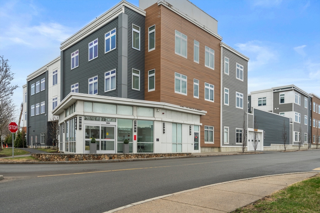 60 Cross St E #328 — photo