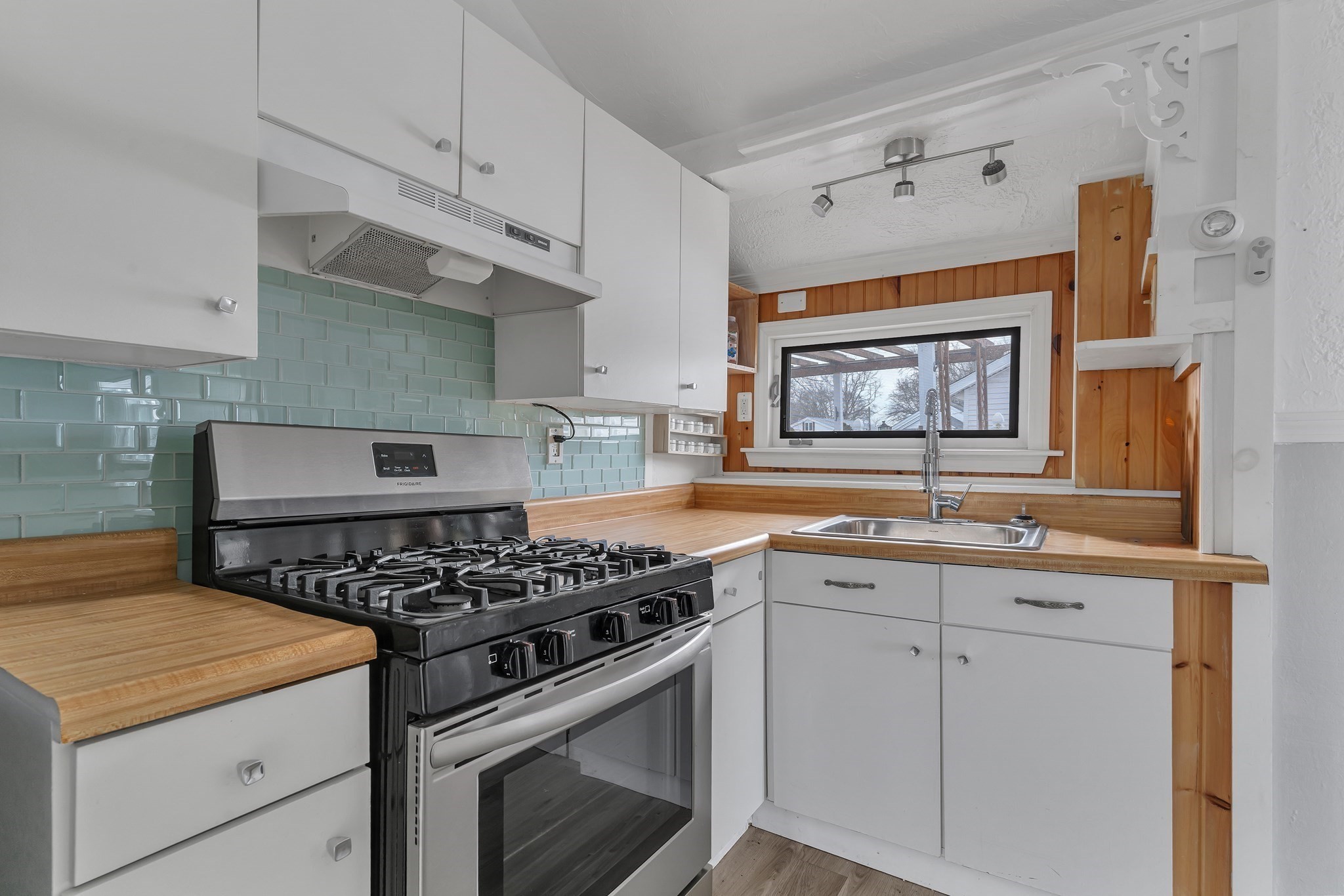 10-R Barnes St, Wareham, MA 02571 — photo 2