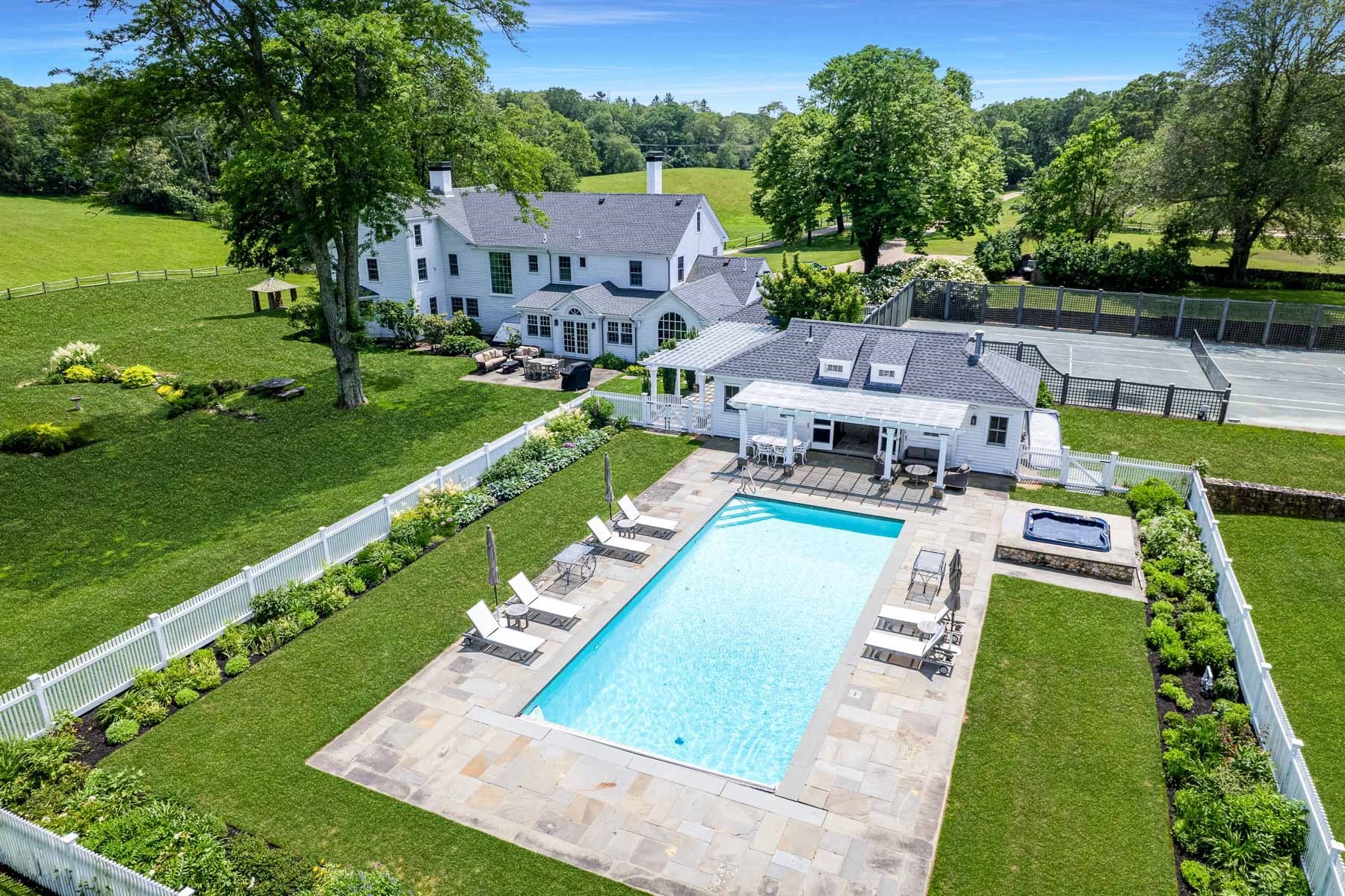 31 Lambert's Cove Rd. — photo