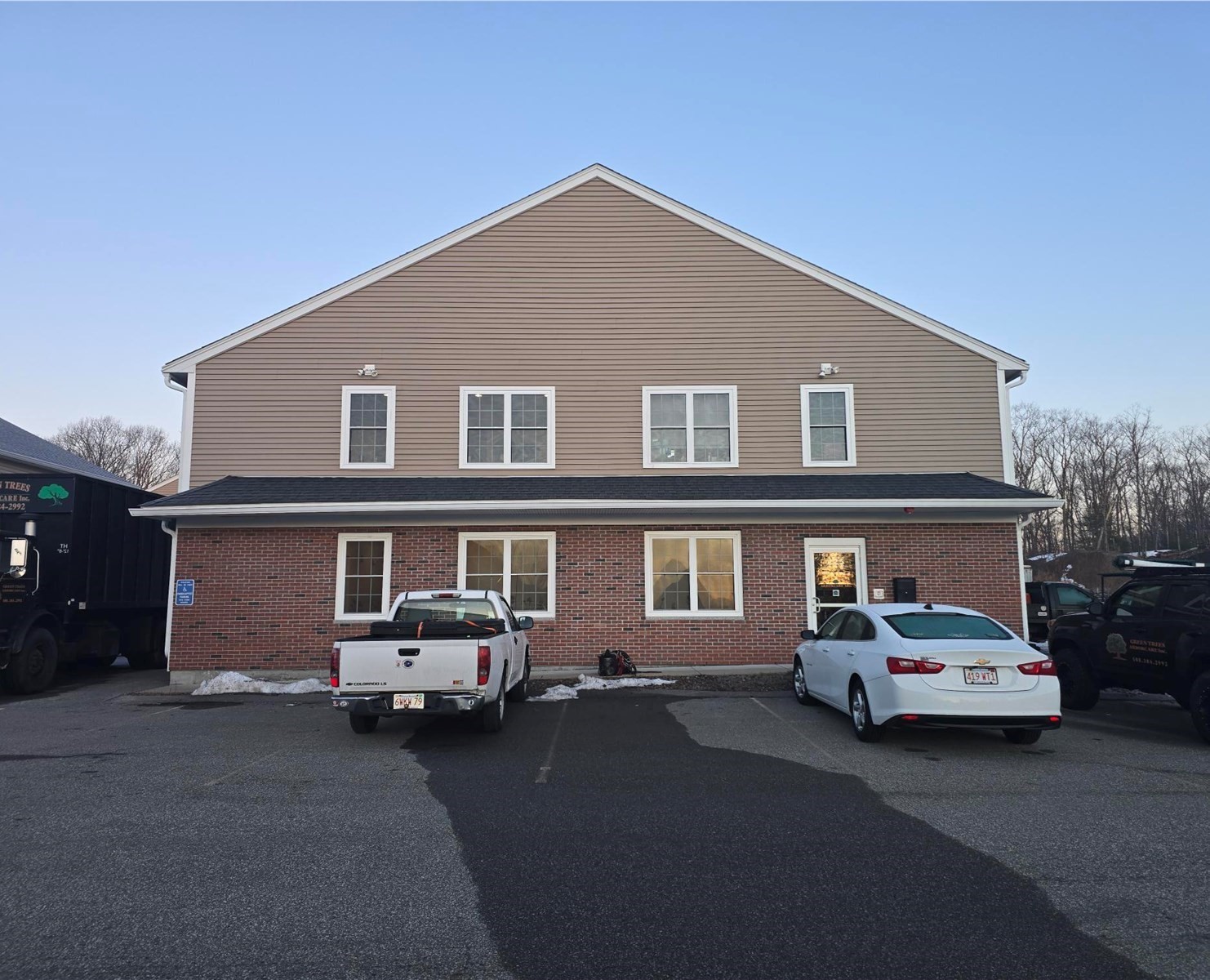 225 Industrial Rd — photo