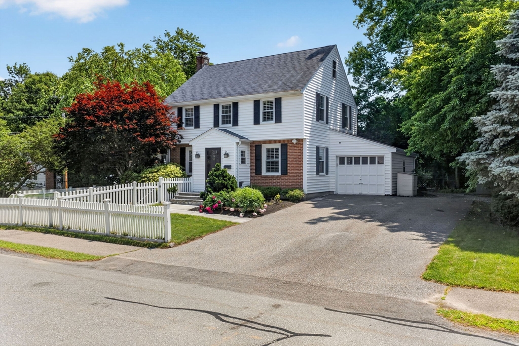 35 Cleveland Road, Wellesley, MA 02481