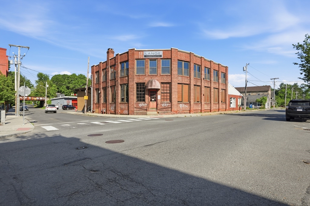 304 Pleasant St — photo