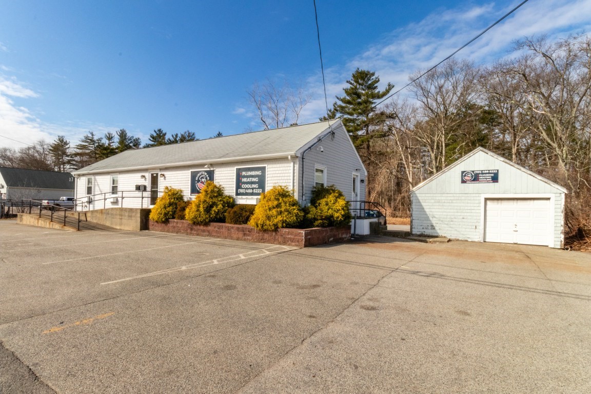 1581 Main Street #R — photo