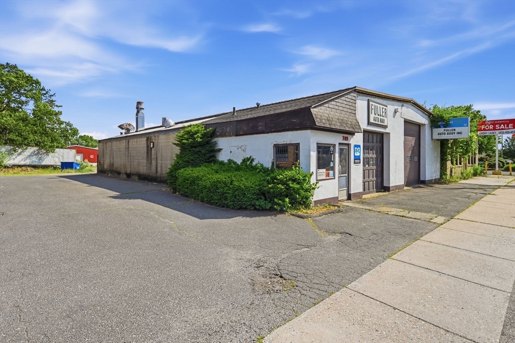 789 Page Blvd — photo