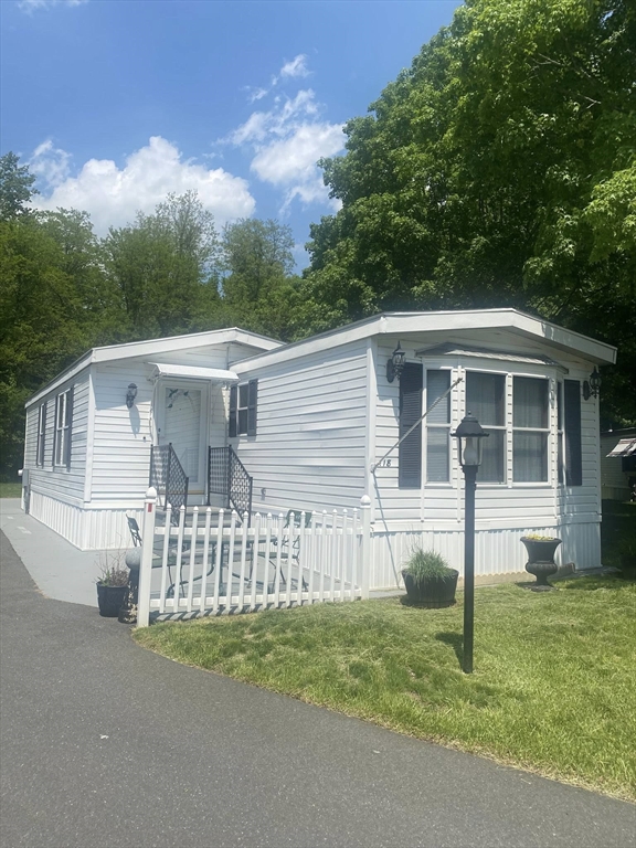 18 Parkwood Dr — photo
