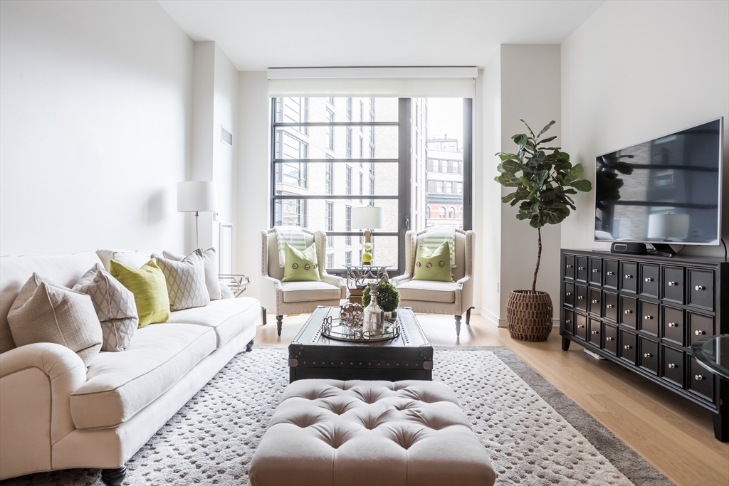 580 Washington St #812 — photo