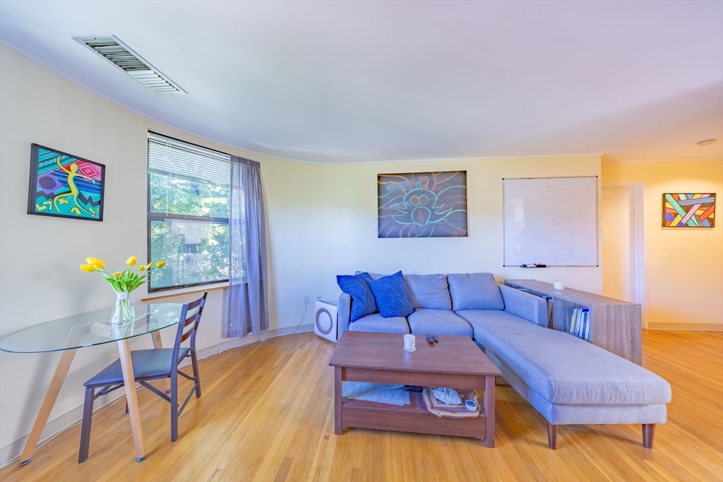 102 Gainsborough St # 402E — photo