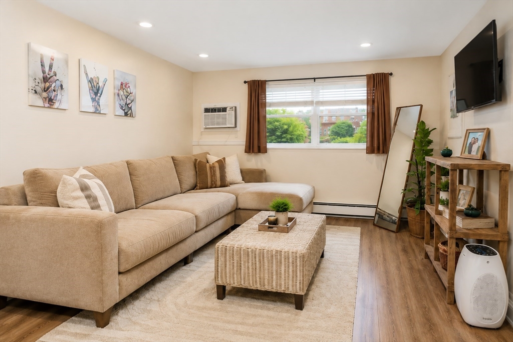 668 Robbins Ave #3 — photo