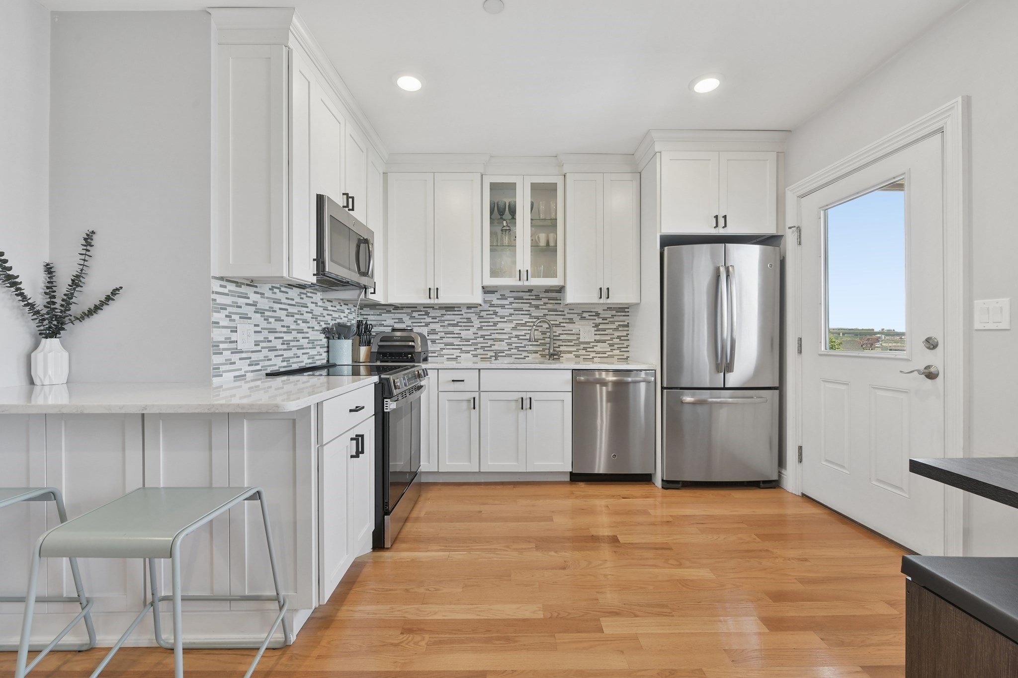 214-216 E Eagle St #5 — photo