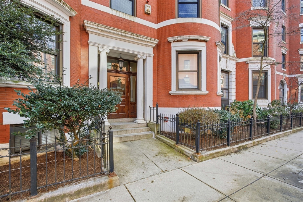 96 Gainsborough St # 404W — photo