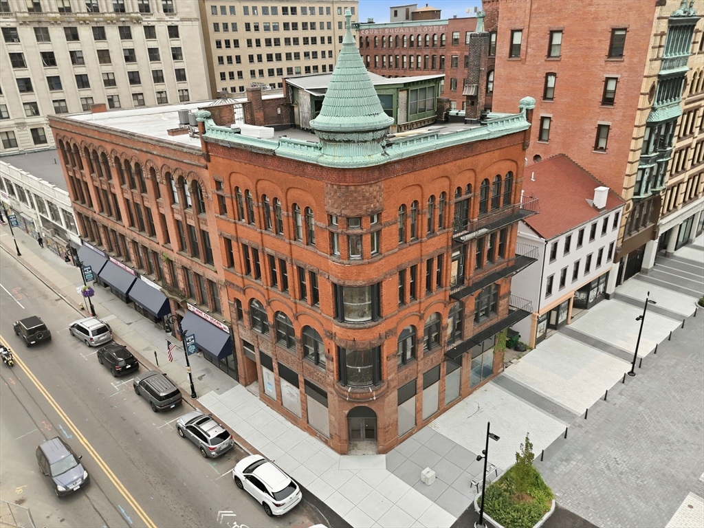 1252 Main St — photo