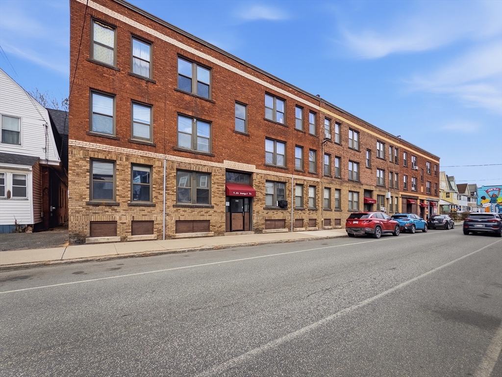 1447 Dwight St #3R — photo