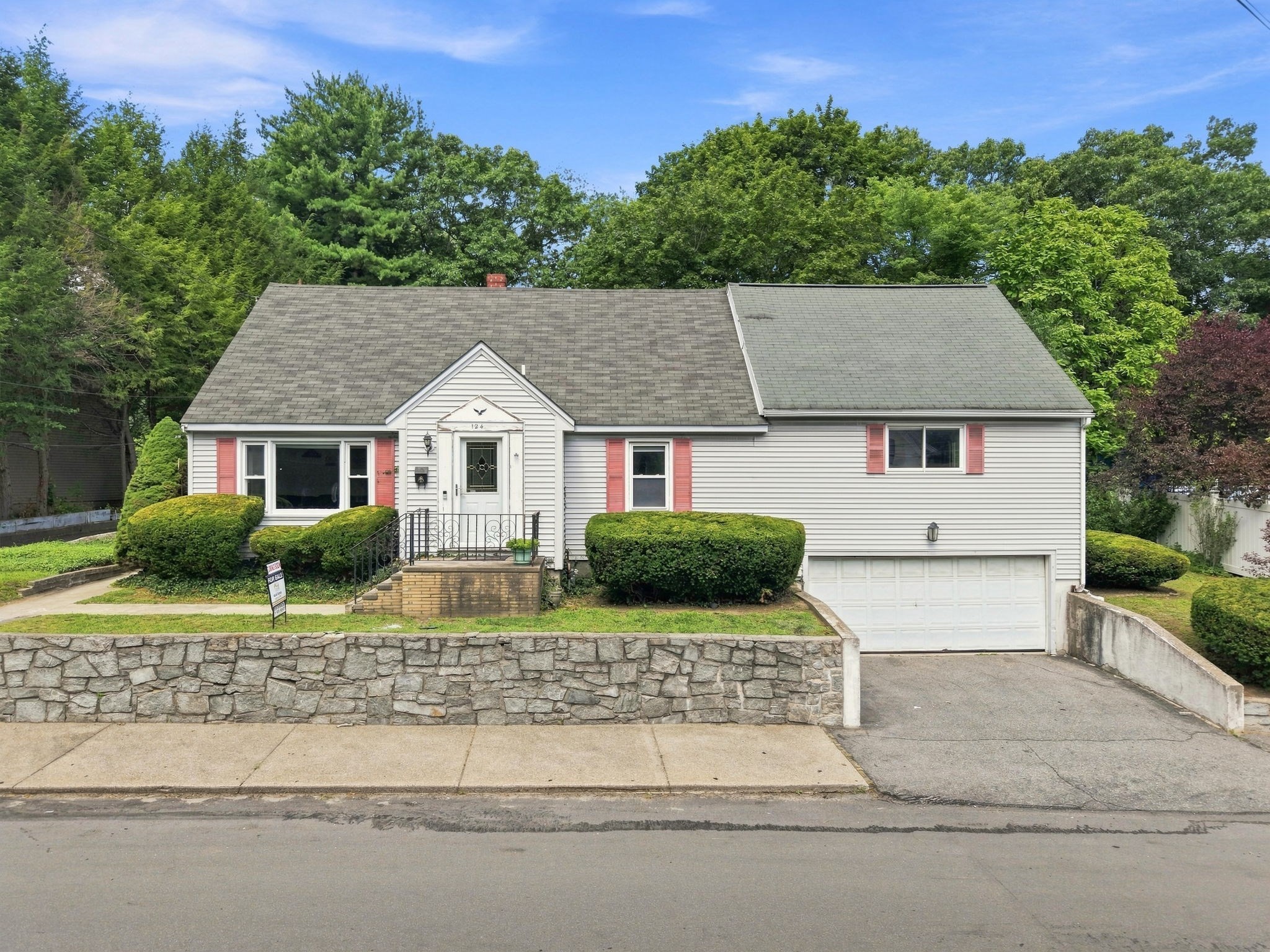 124 E Meadow Rd — photo