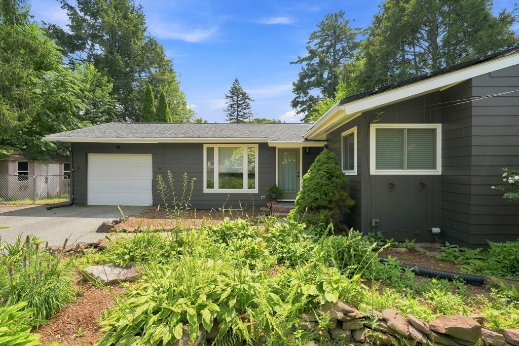 55 Lindsay Road, Springfield, MA 01128