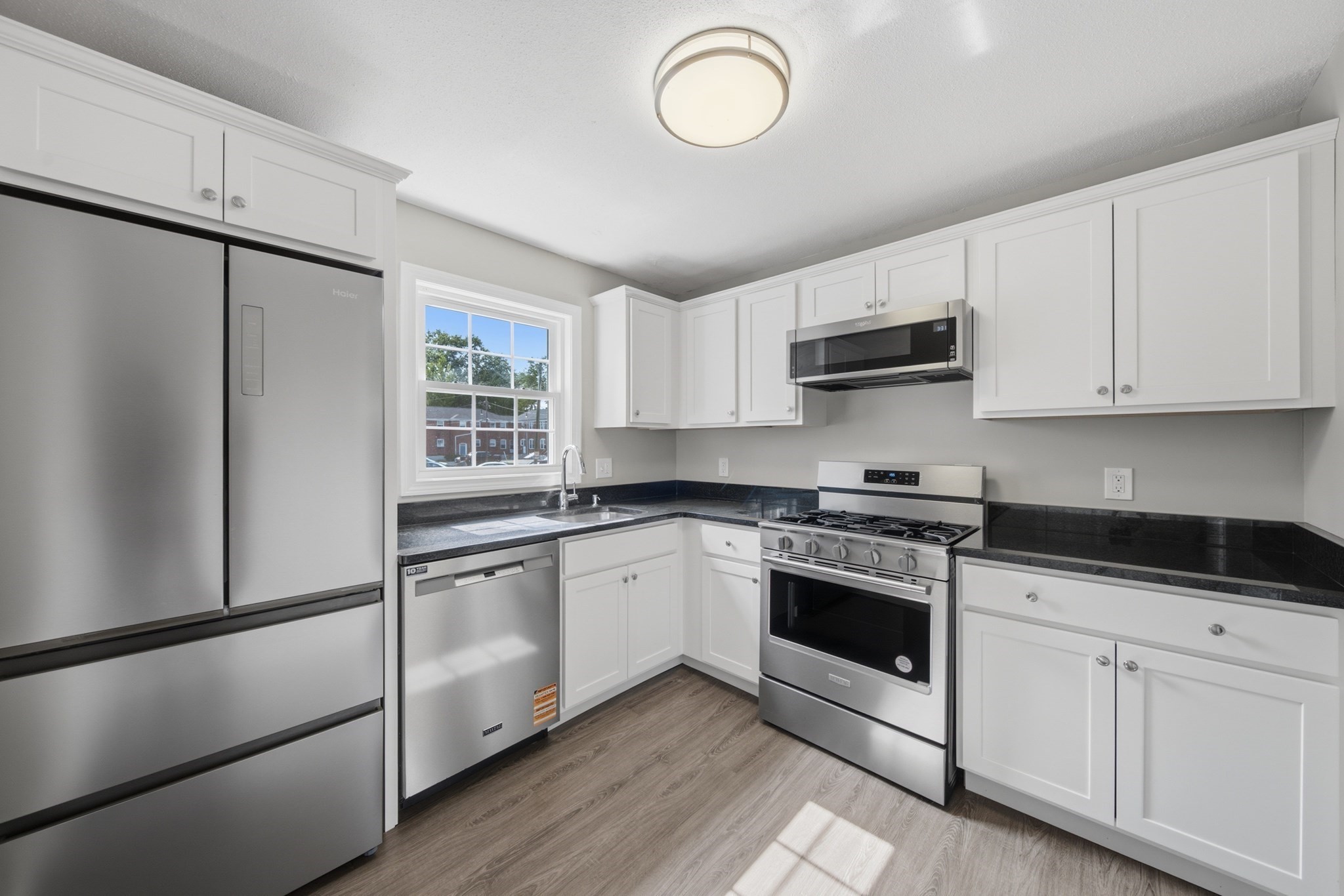 1582 Memorial Ave #1B — photo