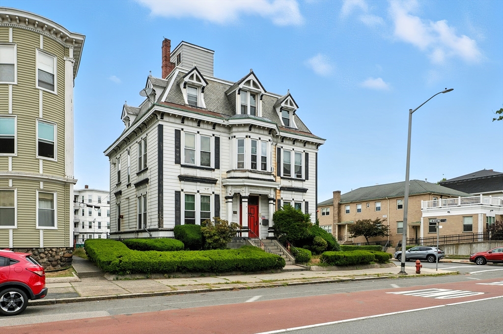 121 N Common — photo