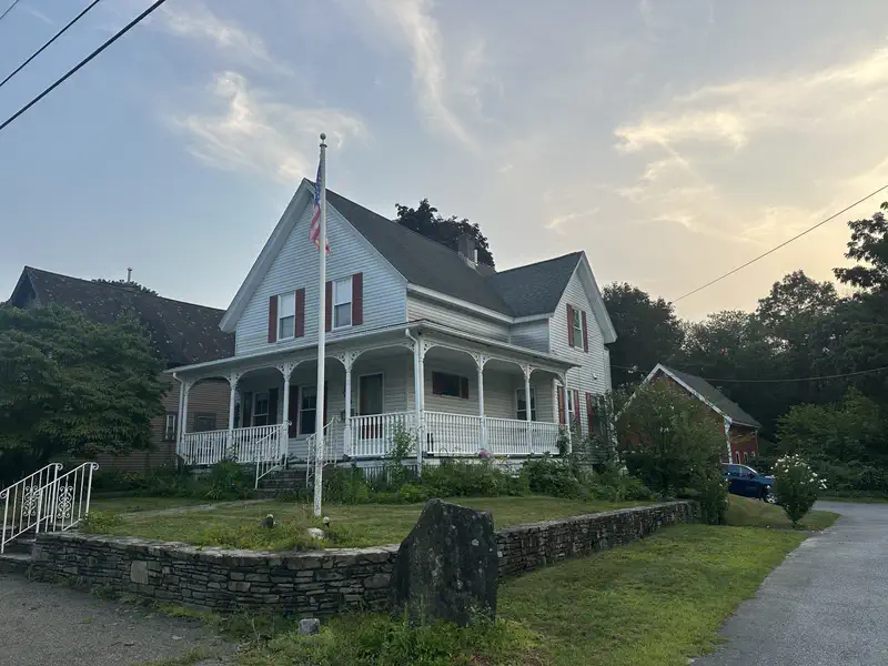 90 Locust Ave — photo