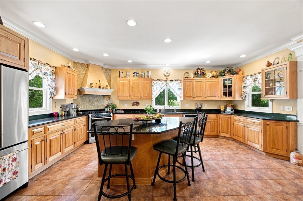 135 Lancaster Dr — photo
