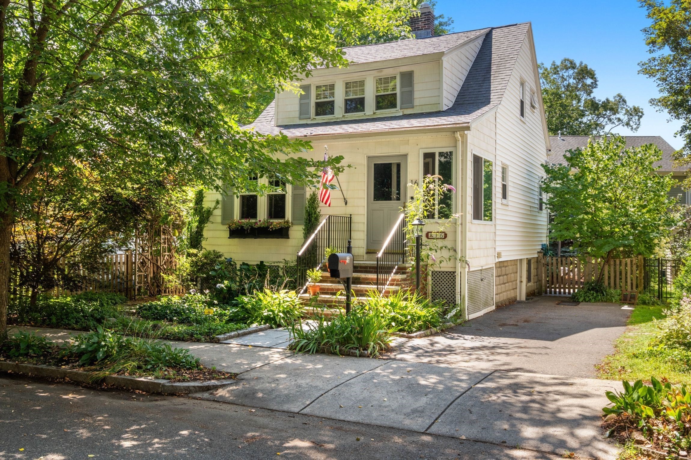 16 Longfellow Rd — photo