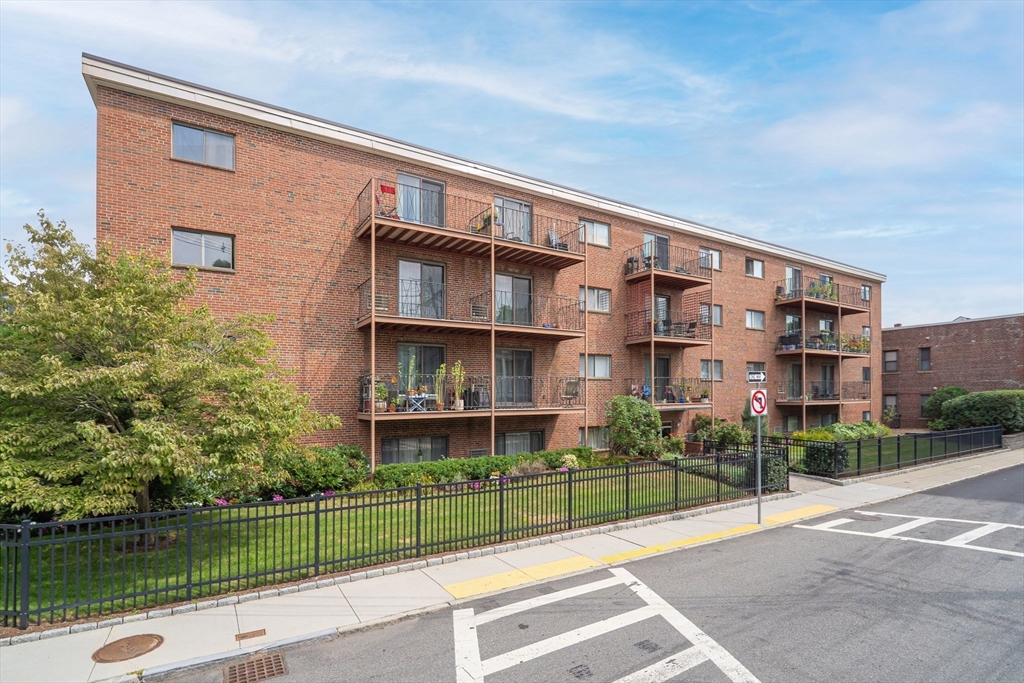 26 Waverly St #405 — photo
